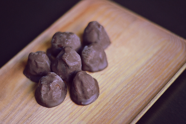 Date & Marsipan Chocolate Truffles // http://BananaBloom.com #vegan #dates #baking #truffles #chocolate