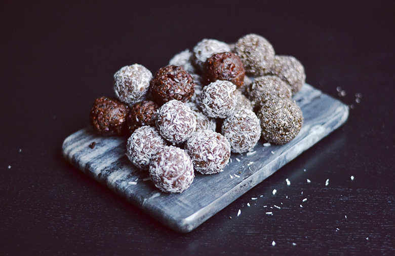 Raw Liquorice & Lemon Balls // http://BananaBloom.com #vegan #rawfood #healthy #baking #blissballs