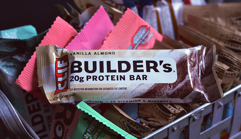 Clif Builder's Protein Bar Review // http://BananaBloom.com #vegan #clifbars #clif #clifbuilders #proteinbars #plantbased #review 