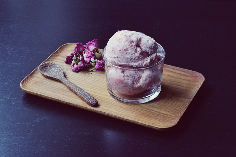 Strawberry Swirl AquaFaba Vegan Ice Cream // http://BananBloom.com #vegan #aquafaba #icecream #strawberryicecream #veganicecream #chickpeameringue