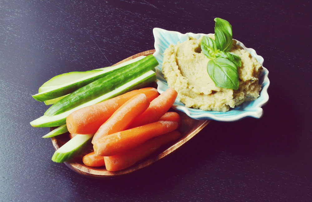 Hummus Snack Bowl // http://BananaBloom.com  #vegan #hummus #snack #healthy
