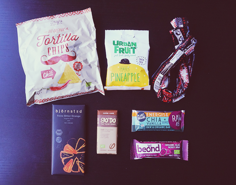 Vegan Boxen Review // http://BananaBloom.com #vegan #snackbox #veganbox #subscription #plantbased #snacks #candy