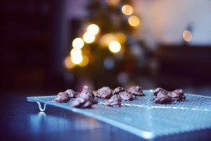 Chocolate Dipped Cinnamon Pecans | http://BananaBloom.com #vegan #chocolate #pecans