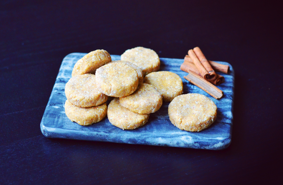 Raw Saffron Cinnamon Cookies | http://BananaBloom.com #saffron #rawfood #rawcookies #rawbaking