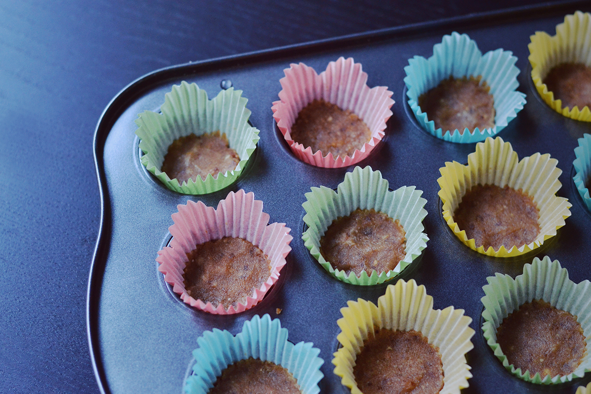 Raw Caramel Strawberry Cupcakes with Buttercream Cashew Frosting | http://BananaBloom.com #rawfood #cupcakes #rawbaking #health