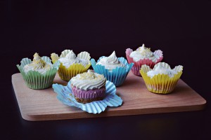 Raw Caramel Strawberry Cupcakes with Buttercream Cashew Frosting | http://BananaBloom.com #rawfood #cupcakes #rawbaking #health