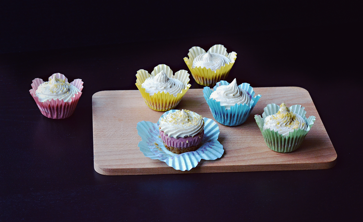 Raw Caramel Strawberry Cupcakes with Buttercream Cashew Frosting | http://BananaBloom.com #rawfood #cupcakes #rawbaking #health