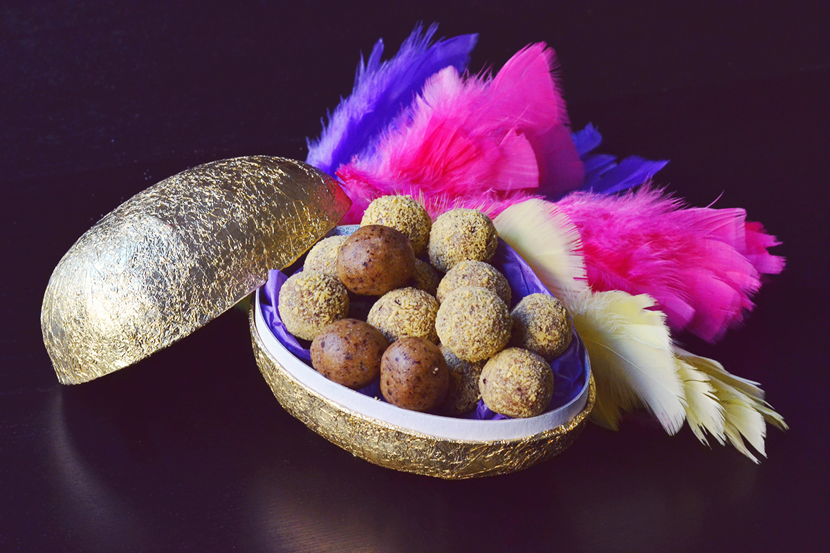 Healthy Easter - Tropical Raw Bliss Balls | http://BananaBloom.com #blissballs #vegan