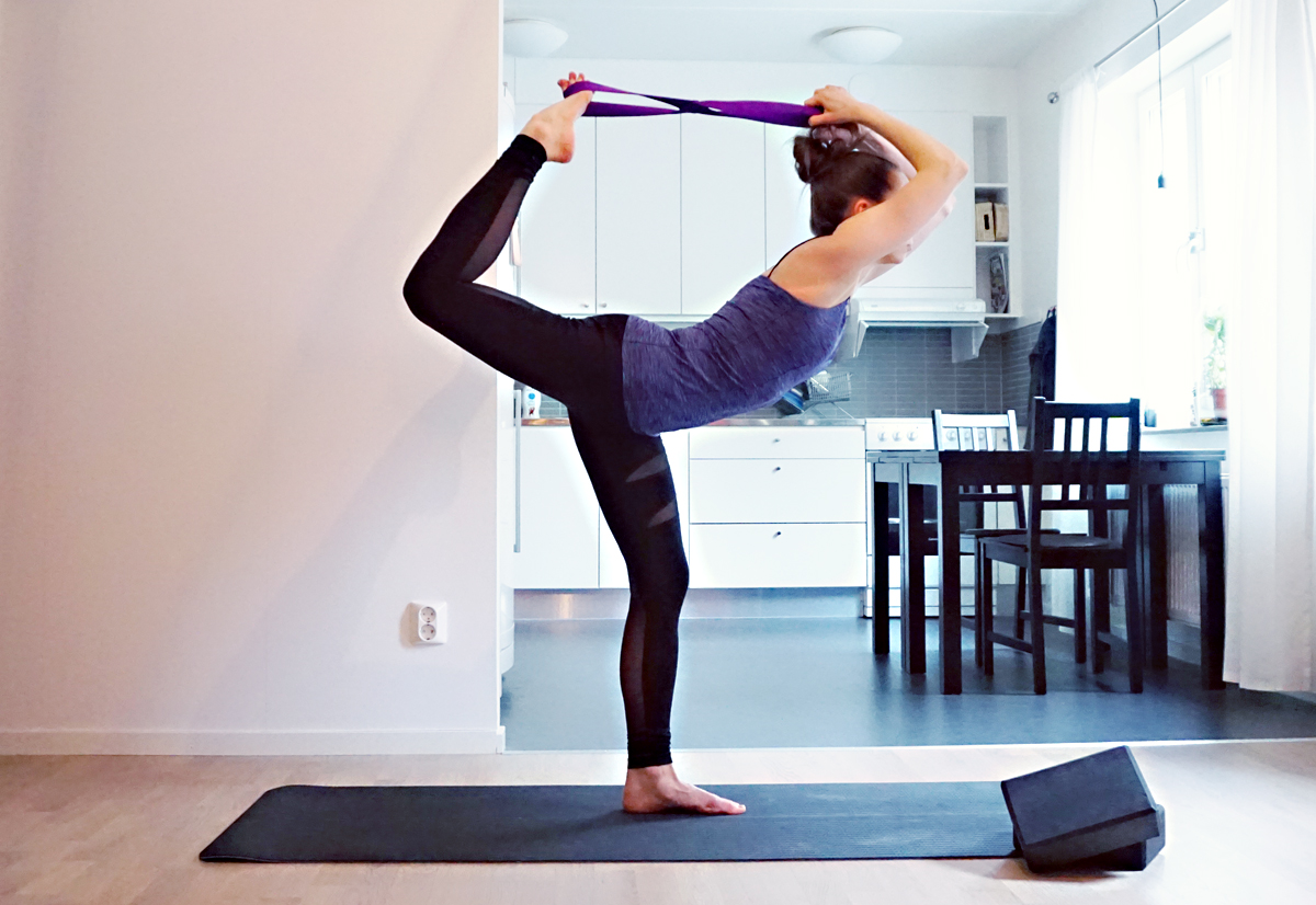 10 Ways to Use a Yoga Strap (Photos Included)