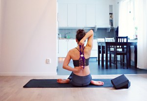How to Use a Yoga Strap | http://BananaBloom.com #yoga #yogaeverydamnday #yogastrap