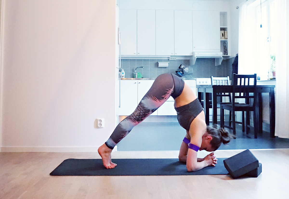 How to Use a Yoga Strap | http://BananaBloom.com #yoga #yogaeverydamnday #yogastrap