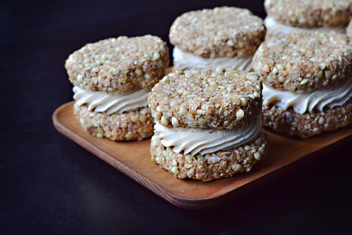 Raw Vegan Oatmeal Creme Pies | http://BananaBloom.com #rawfood #rawbaking #oatmealcremepies