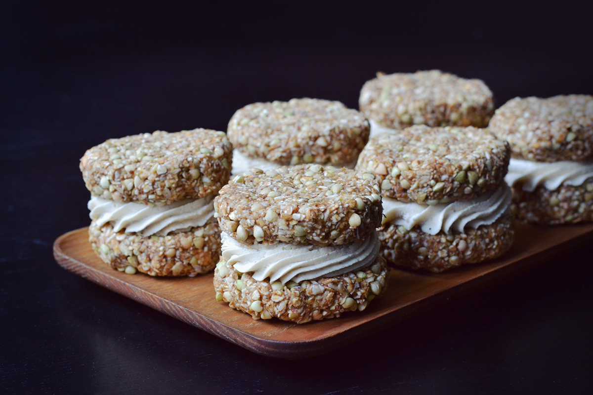 Raw Vegan Oatmeal Creme Pies | http://BananaBloom.com #rawfood #rawbaking #oatmealcremepies