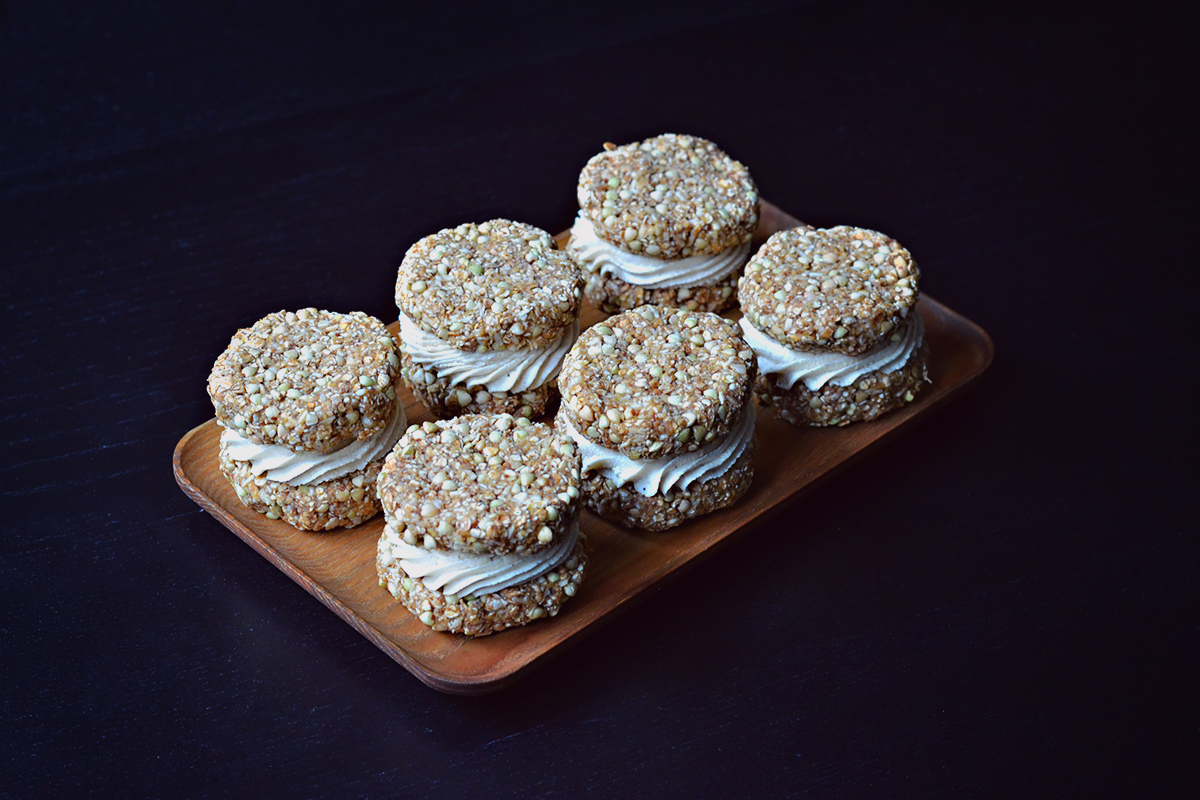 Raw Vegan Oatmeal Creme Pies | http://BananaBloom.com #rawfood #rawbaking #oatmealcremepies