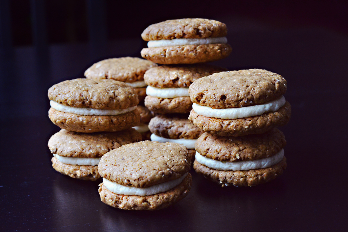 Vegan Oatmeal Creme Pies | http://BananaBloom.com