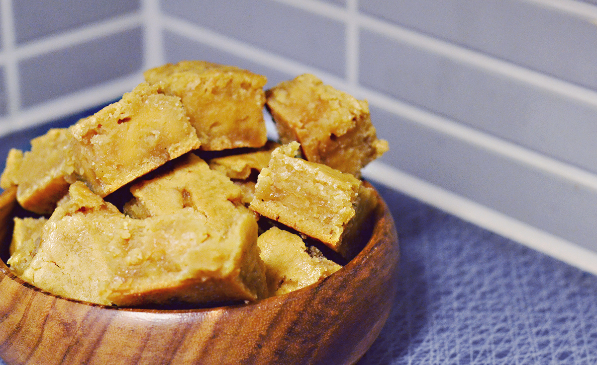 Vegan White Chocolate Blondies | http://BananaBloom.com