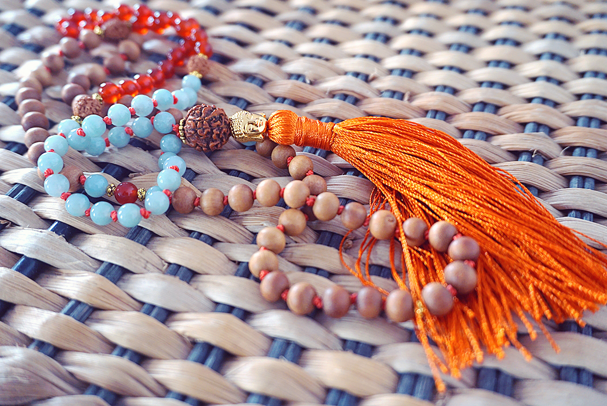 How to Use a Mala | http://BananaBloom.com #malabeads #yoga #mala #meditation