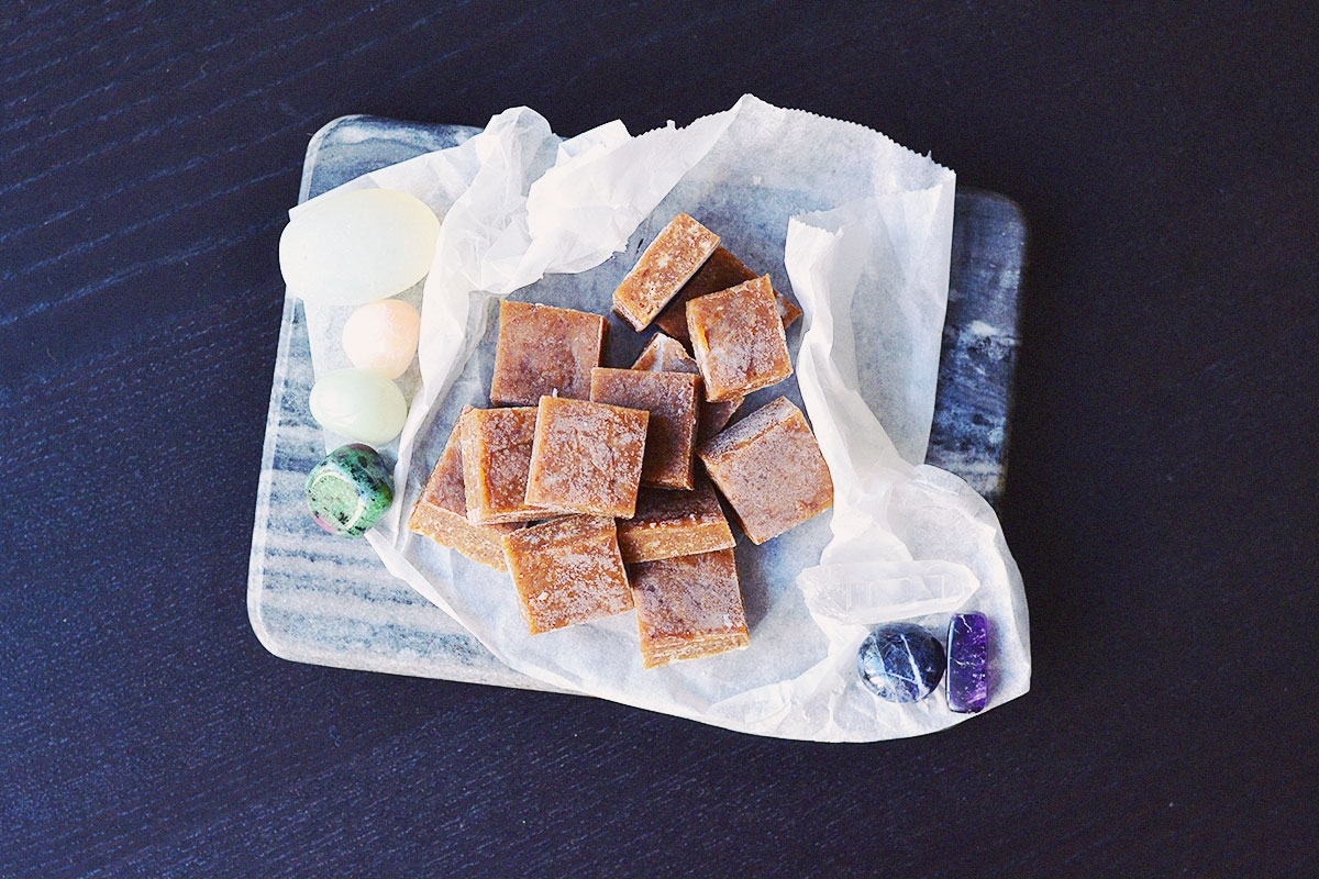 Chewy Vegan Peanut Butter Fudge | http://BananaBloom.com #vegan #baking #fudge #recipe