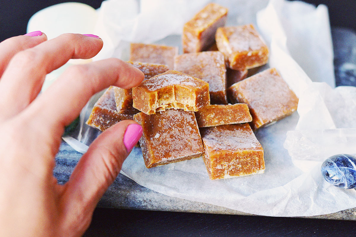 Chewy Vegan Peanut Butter Fudge | http://BananaBloom.com #vegan #baking #fudge #recipe