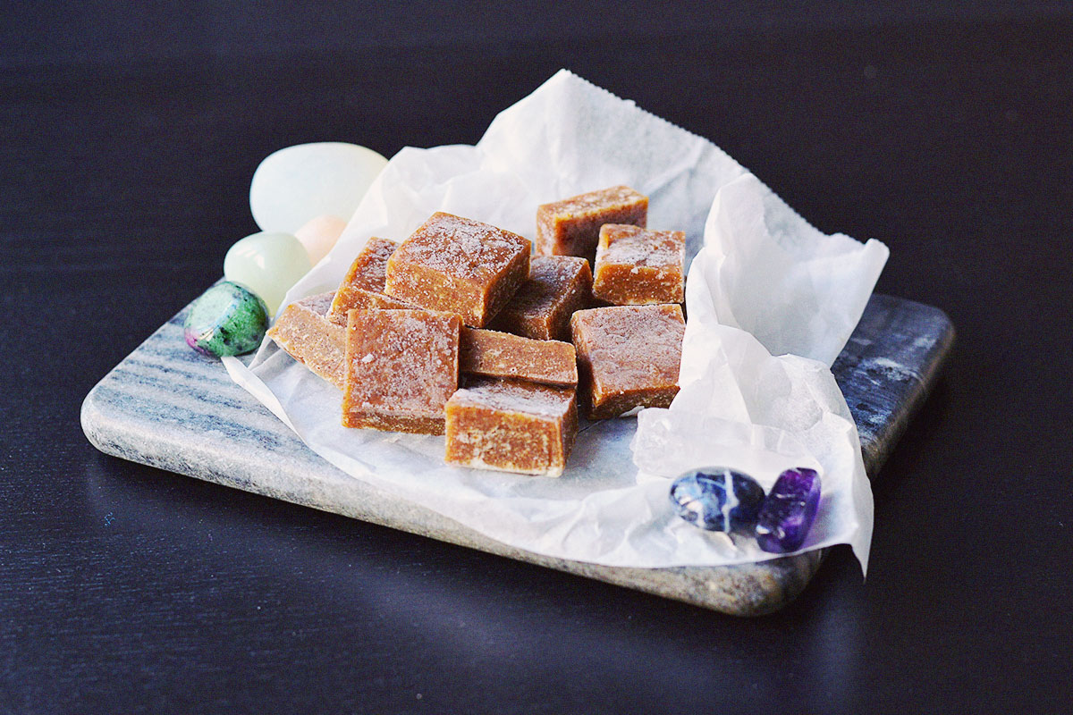 Chewy Vegan Peanut Butter Fudge | http://BananaBloom.com #vegan #baking #fudge #recipe