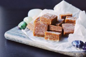 Chewy Vegan Fudge | http://BananaBloom.com #vegan #baking #fudge #recipe