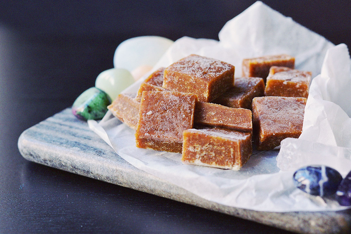 Chewy Vegan Peanut Butter Fudge | http://BananaBloom.com #vegan #baking #fudge #recipe