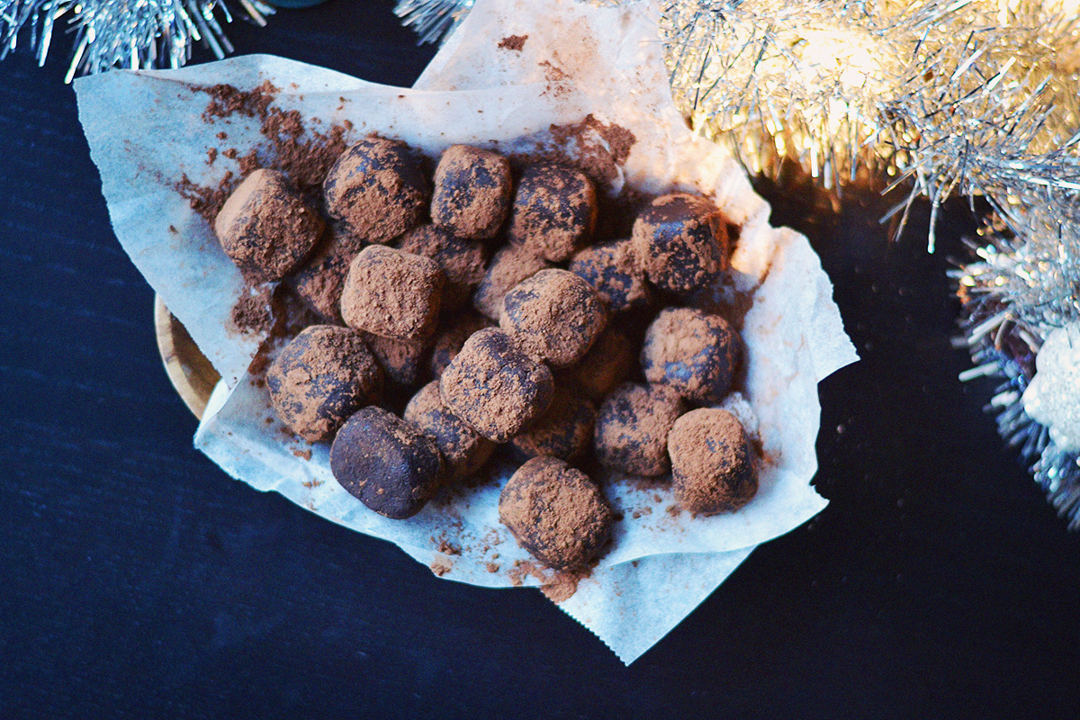 10 Minute Chocolate Fudge | http://BananaBloom.com