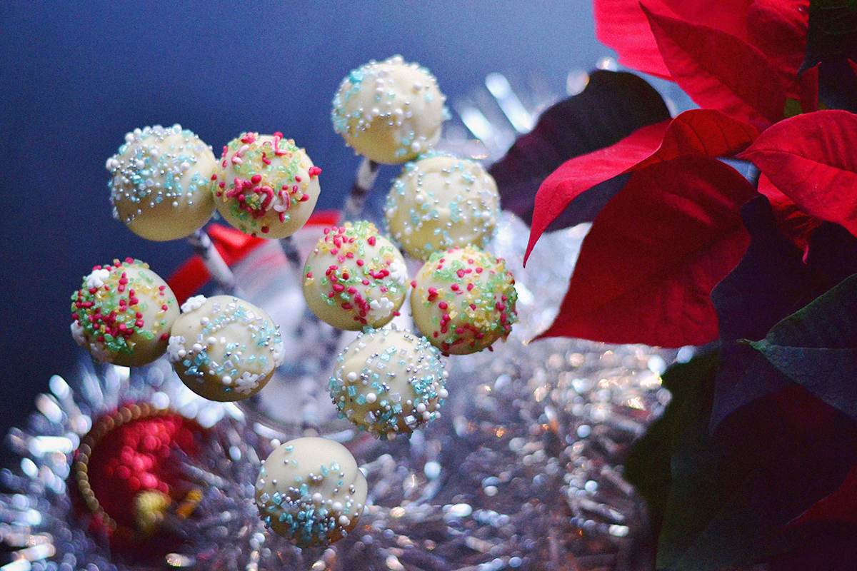 Festive Cake Pops [Vegan] | http://BananaBloom.com