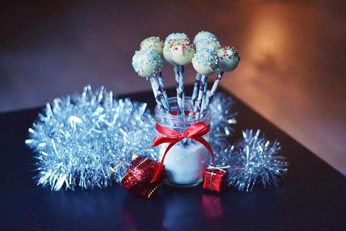 Festive Cake Pops [Vegan] | http://BananaBloom.com