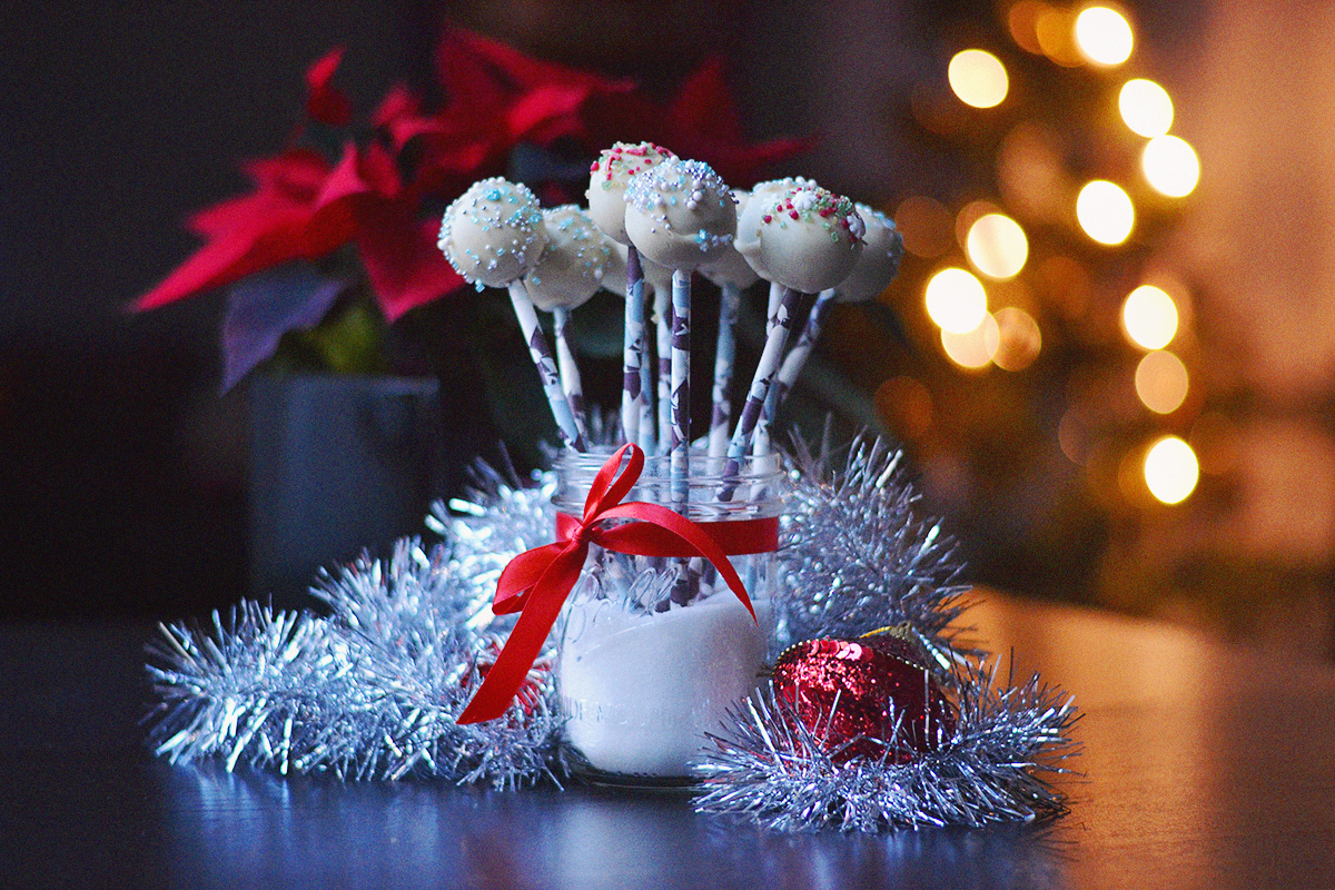 Festive Cake Pops [Vegan] | http://BananaBloom.com