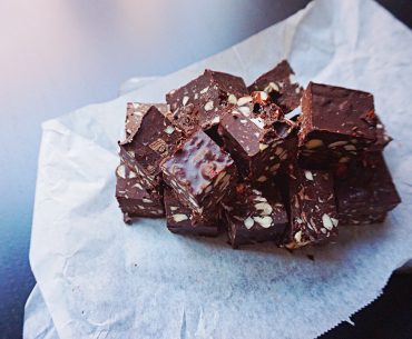 Vegan Dark Chocolate Fudge | http://BananaBloom.com