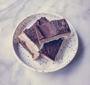 Crunchy Caramel Chocolate Slice | http://BananaBloom.com